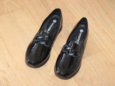 Mocassins compensés Remonte en cuir vernis noir